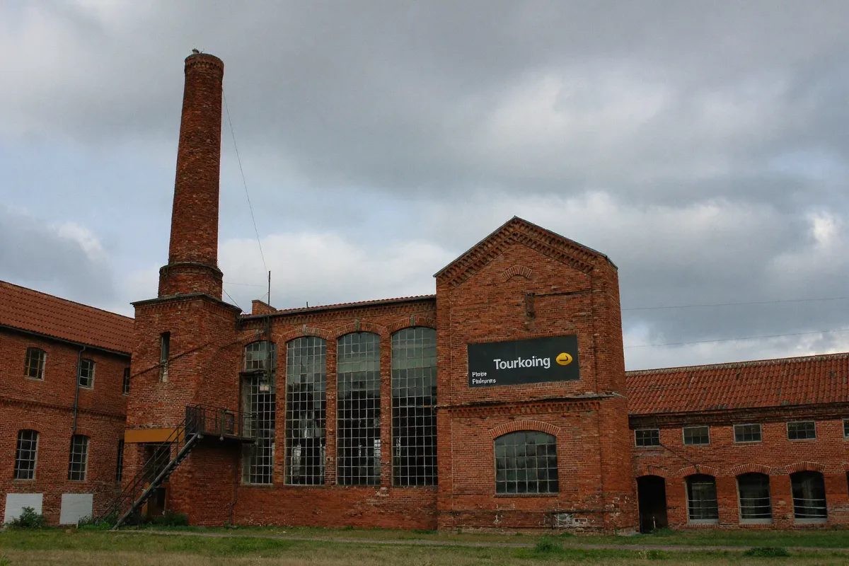 Ancienne usine textile en brique désaffectée à Tourcoing